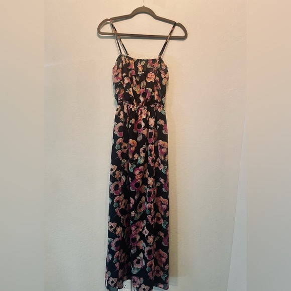 Long floral maxi dress. Great for so many occasions! - Picture 5 of 5